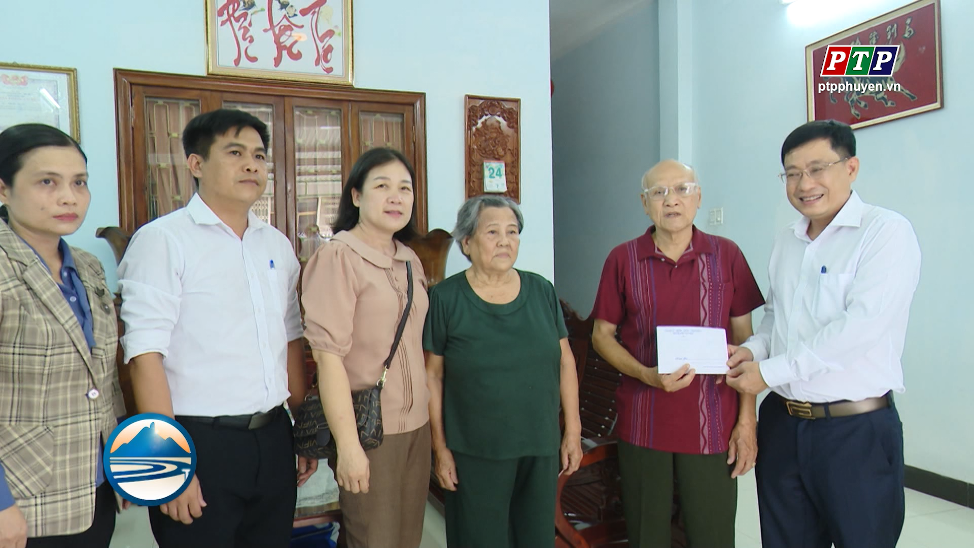 Lãnh đạo thành phố Tuy Hòa thăm, tặng quà gia đình chính sách