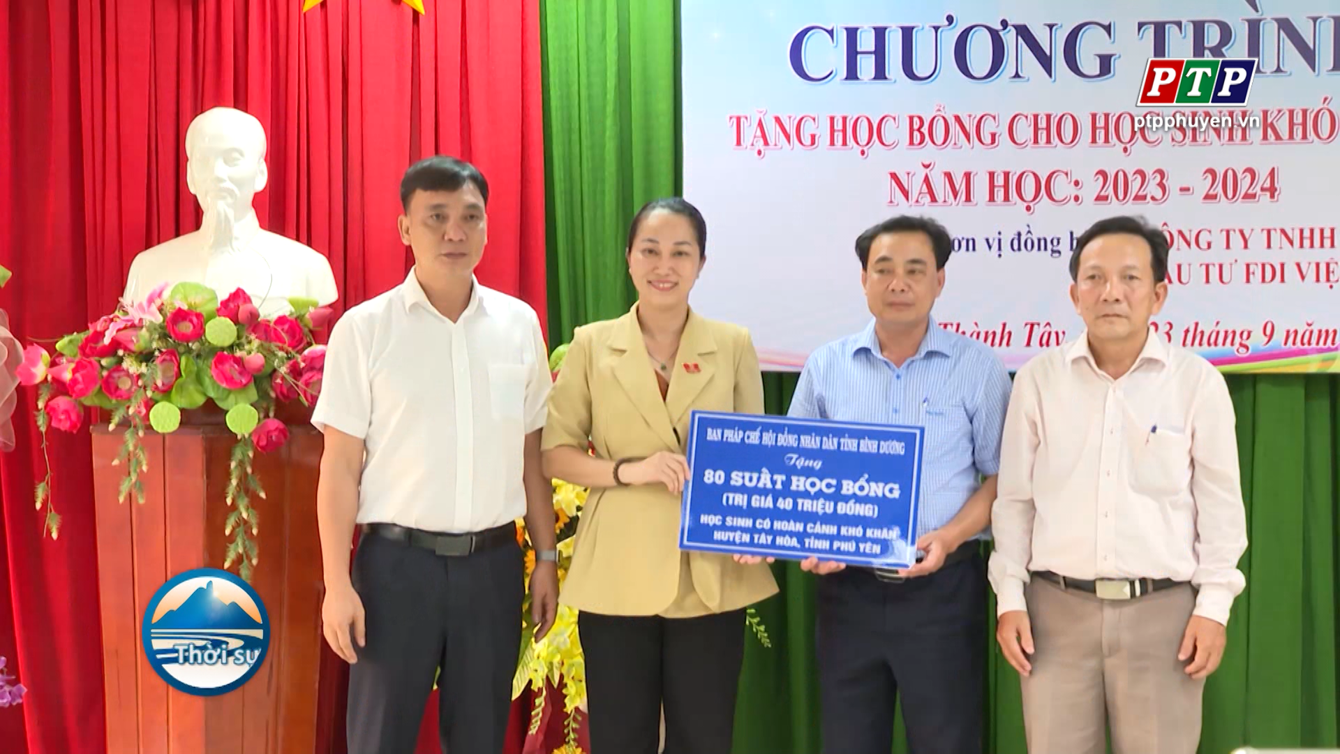 Ban Pháp chế HĐND tỉnh Bình Dương tặng quà học sinh nghèo huyện Tây Hòa