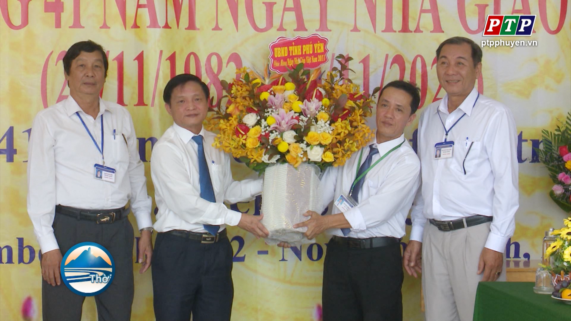 Tuy An: Lãnh đạo tỉnh thăm, chúc mừng Ngày Nhà giáo Việt Nam