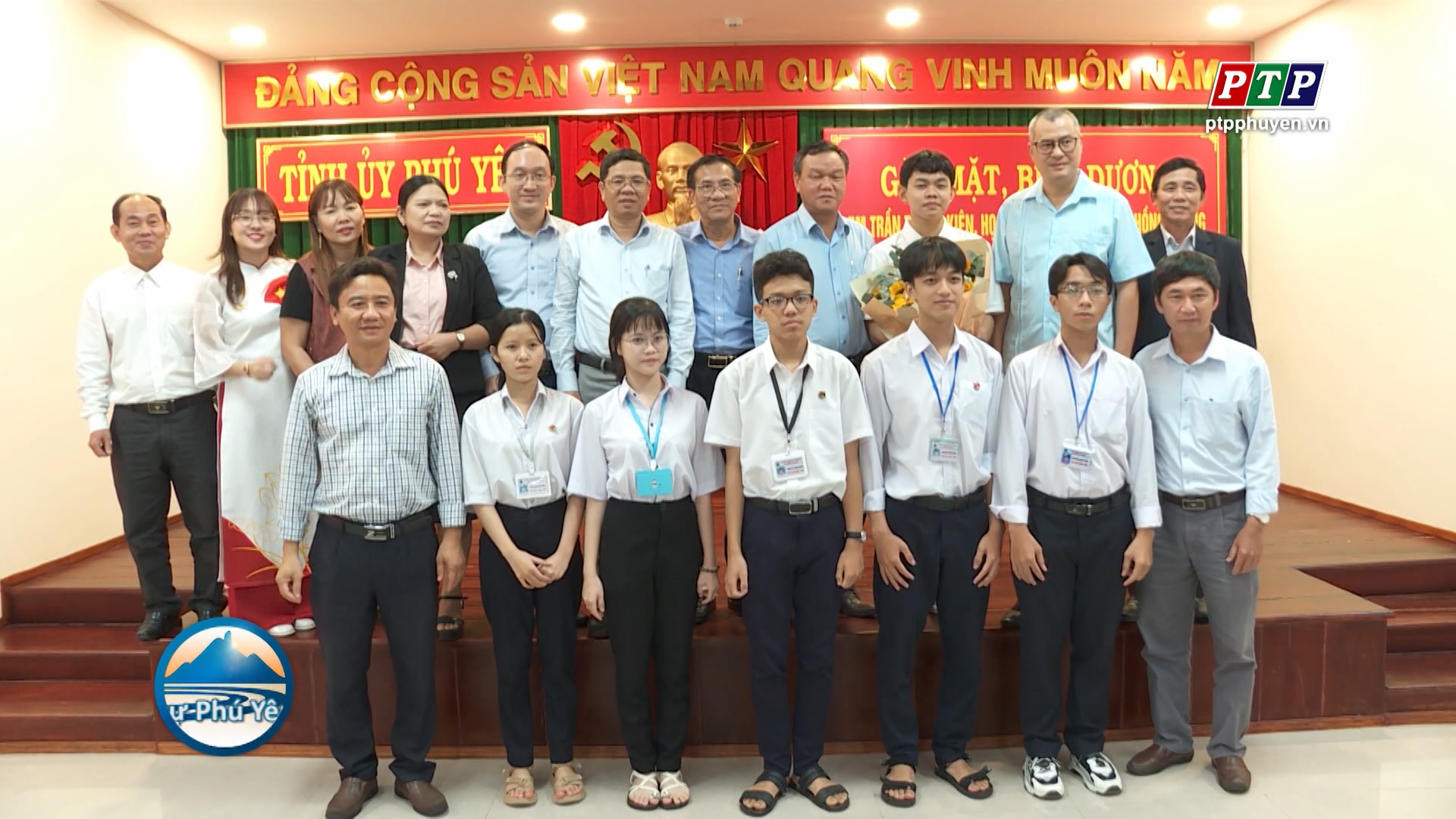 Biểu dương em Trần Trung Kiên, học sinh trường THPT Lê Hồng Phong có thành tích xuất sắc trong học tập và tham gia cuộc thi đường lên đỉnh Olympia năm 2024